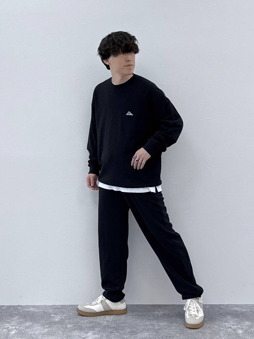 ベージュ系のスニーカー、ホワイト系のTシャツ/カットソー、ブラック系のTシャツ/カットソーを着用したメンズの秋コーディネートの2枚目の写真