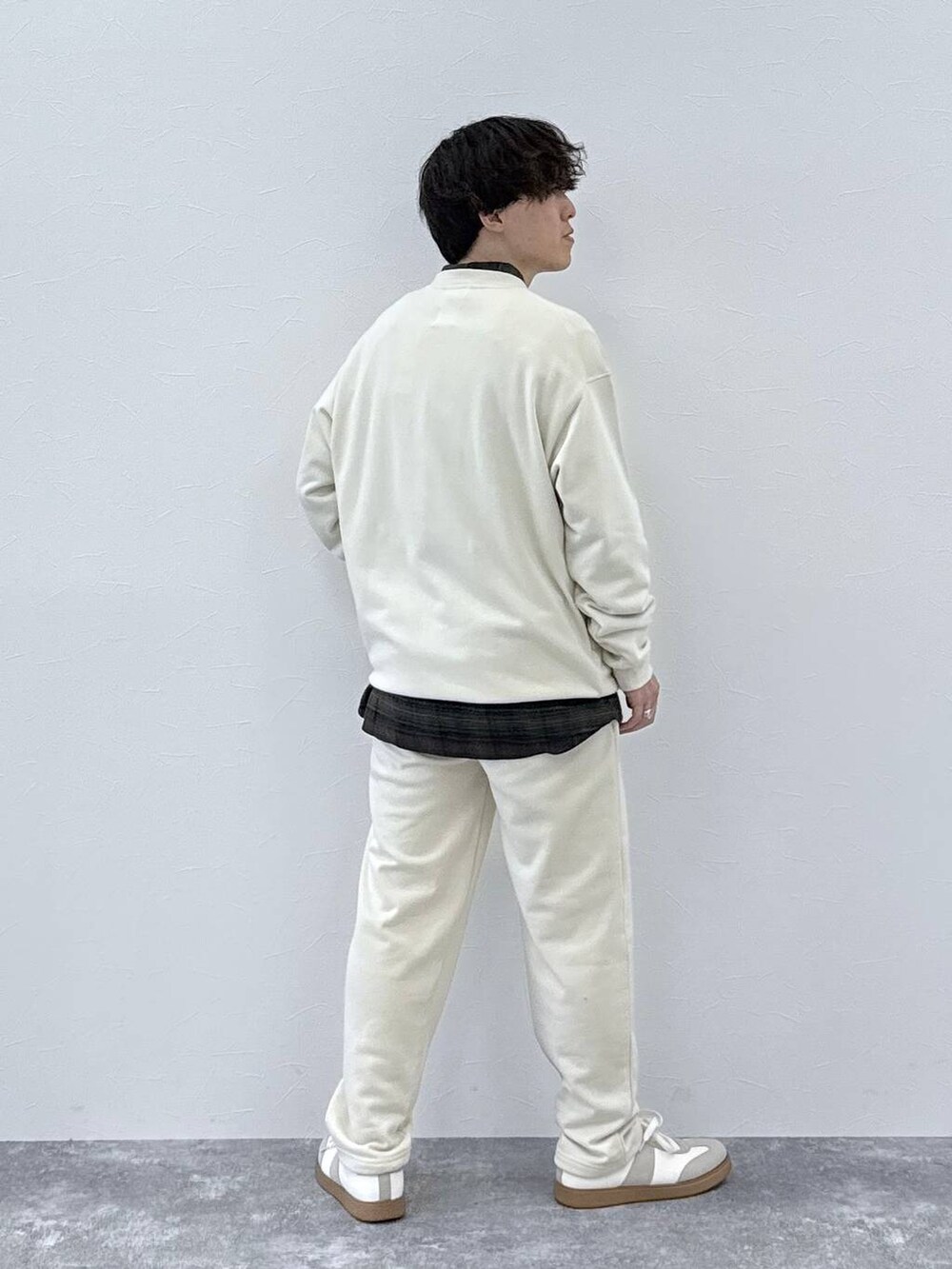 ベージュ系のスニーカー、ブラウン系のシャツ/ブラウスを着用したメンズの秋コーディネートの3枚目の写真