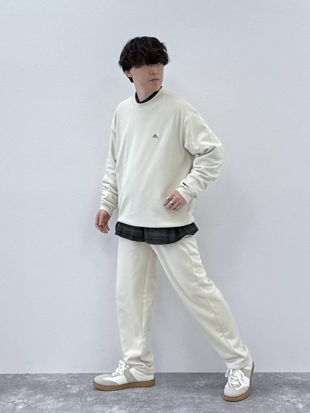 ベージュ系のスニーカー、ブラウン系のシャツ/ブラウスを着用したメンズの秋コーディネートの2枚目の写真