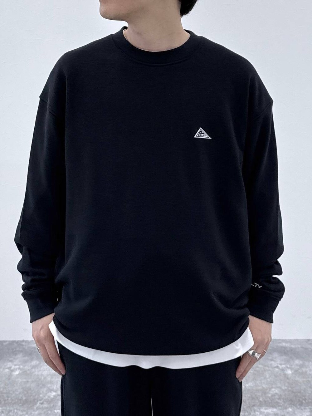 ベージュ系のスニーカー、ホワイト系のTシャツ/カットソー、ブラック系のTシャツ/カットソーを着用したメンズの秋コーディネートの4枚目の写真