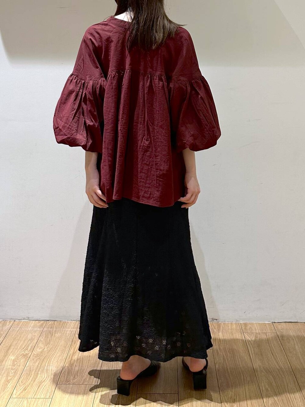 ホワイト系のタンクトップ、ブラック系のサンダル、ブラック系のスカートを着用したレディースの夏コーディネートの5枚目の写真