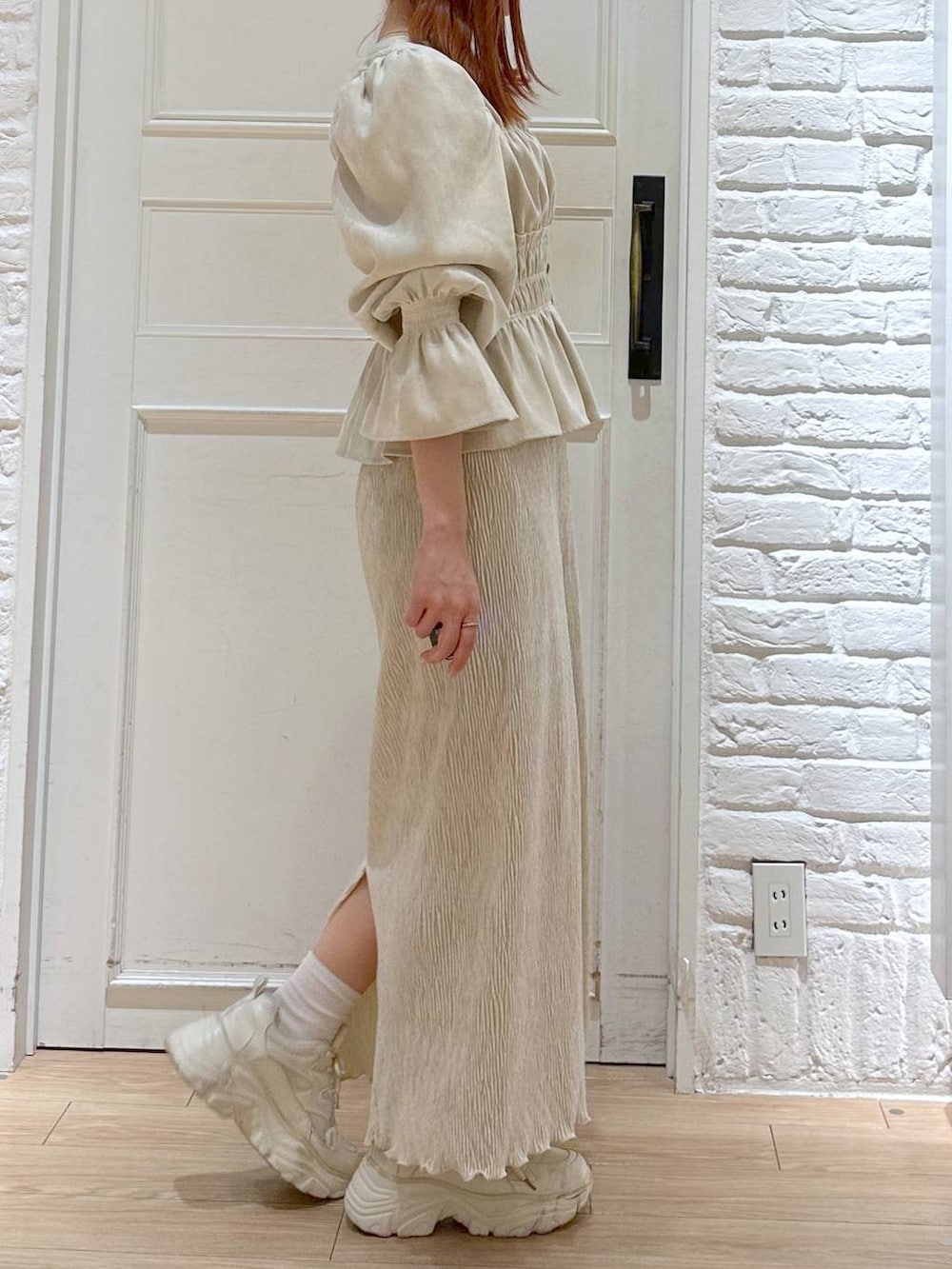 ホワイト系のシャツ/ブラウス、ホワイト系のスニーカー、ブラック系のボストンバッグを着用したレディースの秋コーディネートの4枚目の写真