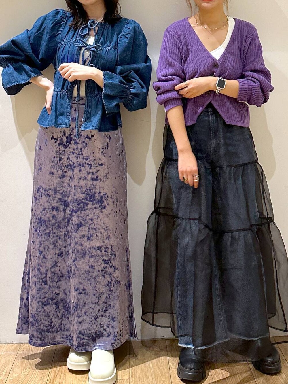 ホワイト系のタンクトップ、ブラック系のブーツ、ホワイト系のタンクトップを着用したレディースの秋コーディネートの2枚目の写真