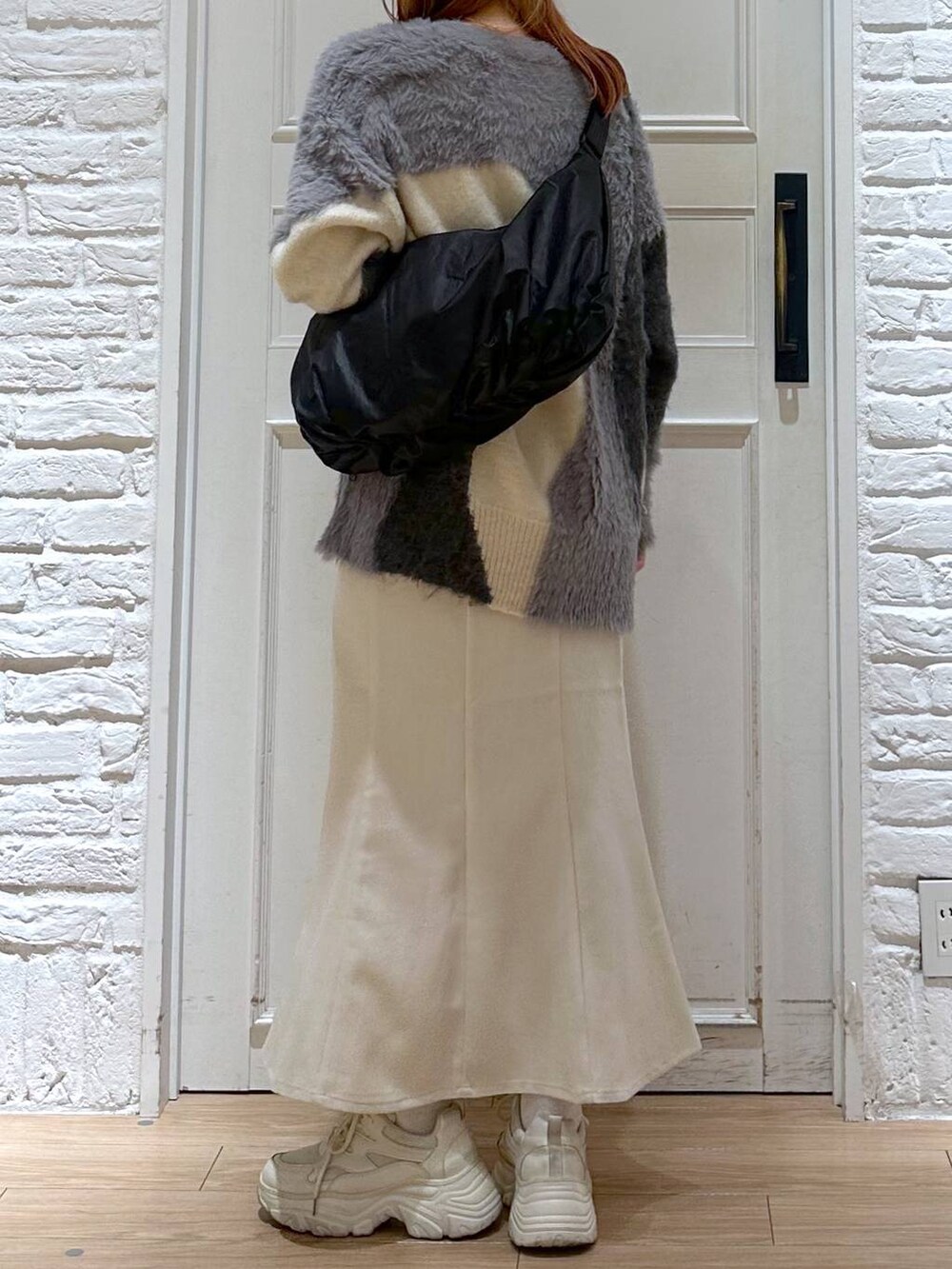 ホワイト系のスカート、ホワイト系のカーディガン/ボレロ、ホワイト系のスニーカーを着用したレディースの秋コーディネートの5枚目の写真