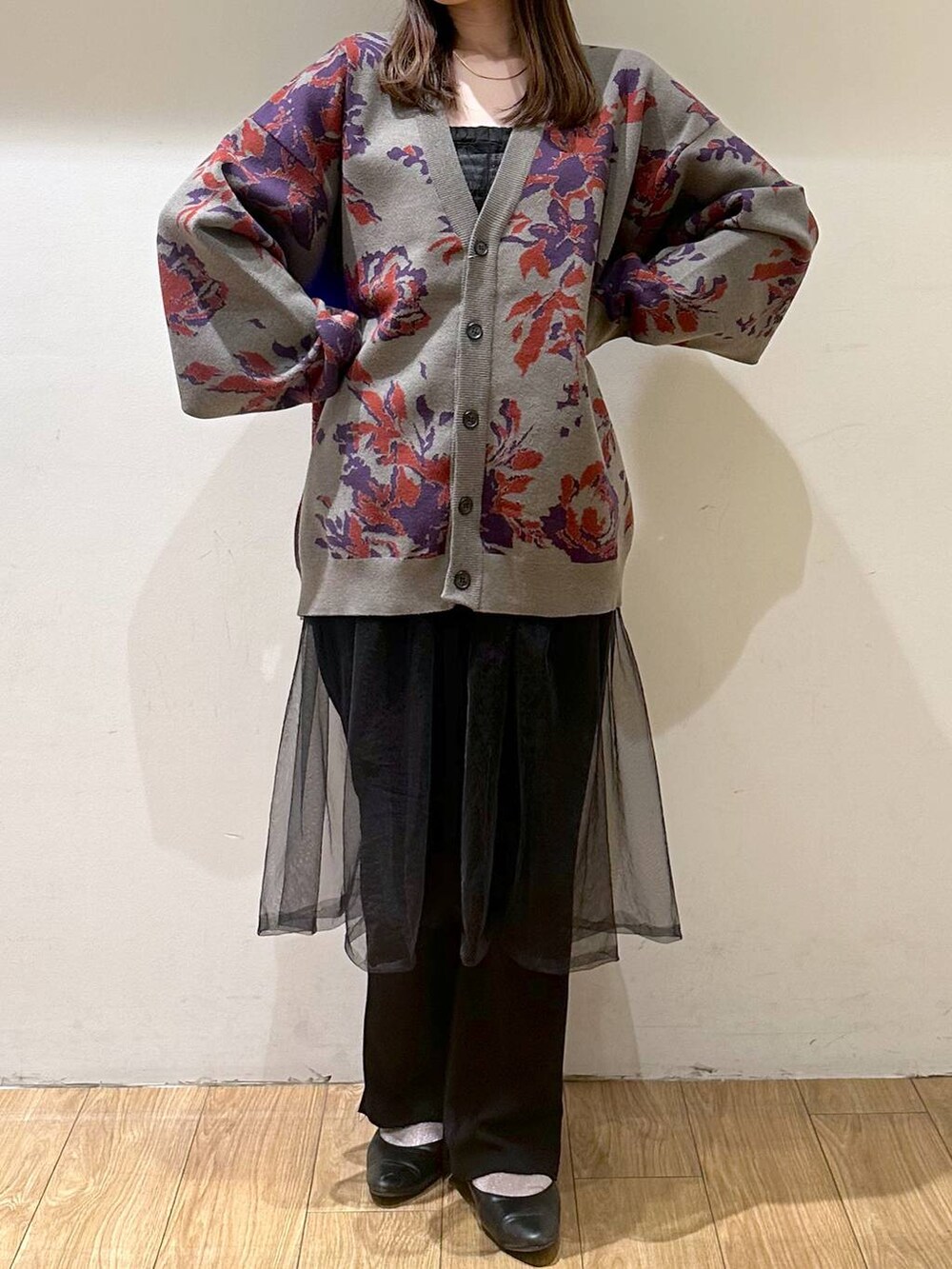 ブラック系のパンプス、グレー系のカーディガン/ボレロ、ブラック系のその他パンツを着用したレディースの秋コーディネートの6枚目の写真