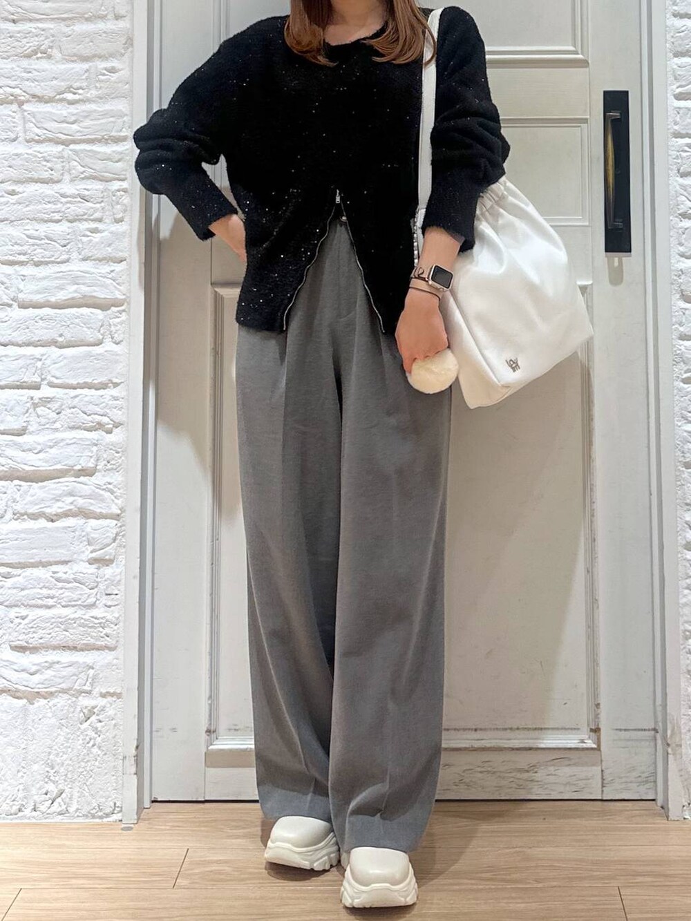 ホワイト系のブーツ、ホワイト系のショルダーバッグ、グレー系のその他パンツを着用したレディースの冬コーディネートの3枚目の写真