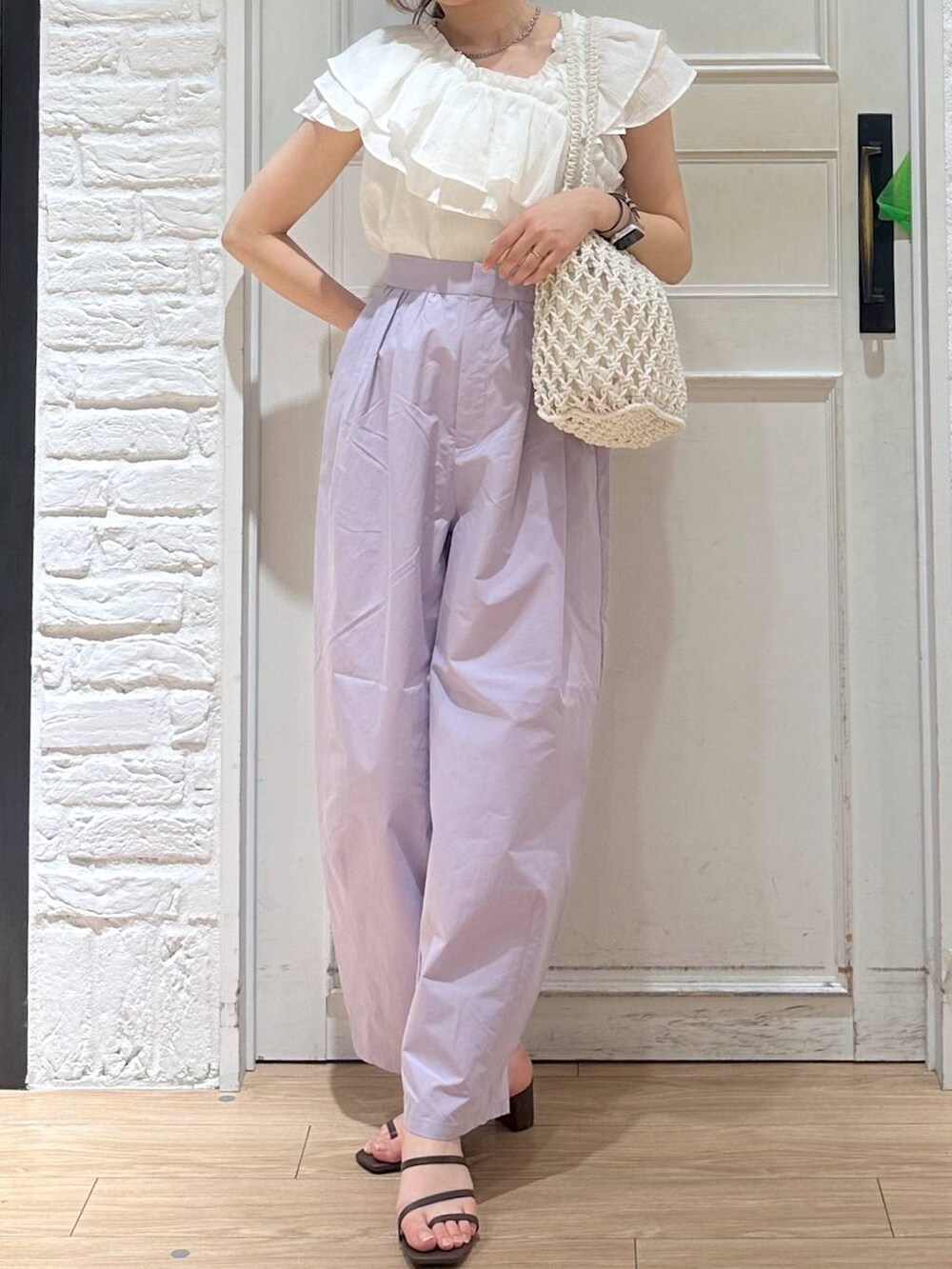 「きれいめ、フェミニン、着痩せ、サンダル、ワイドパンツ、ブラウス、ローリーズスタイル_LOWRYS FARM、LOWRYS FARM」｜「LOWRYS FARMのステンレスデザインネックレス　 136325（ネックレス、シルバー系）」を使った、kasumiさん（レディース・159cm）の春コーディネートの2枚目の写真