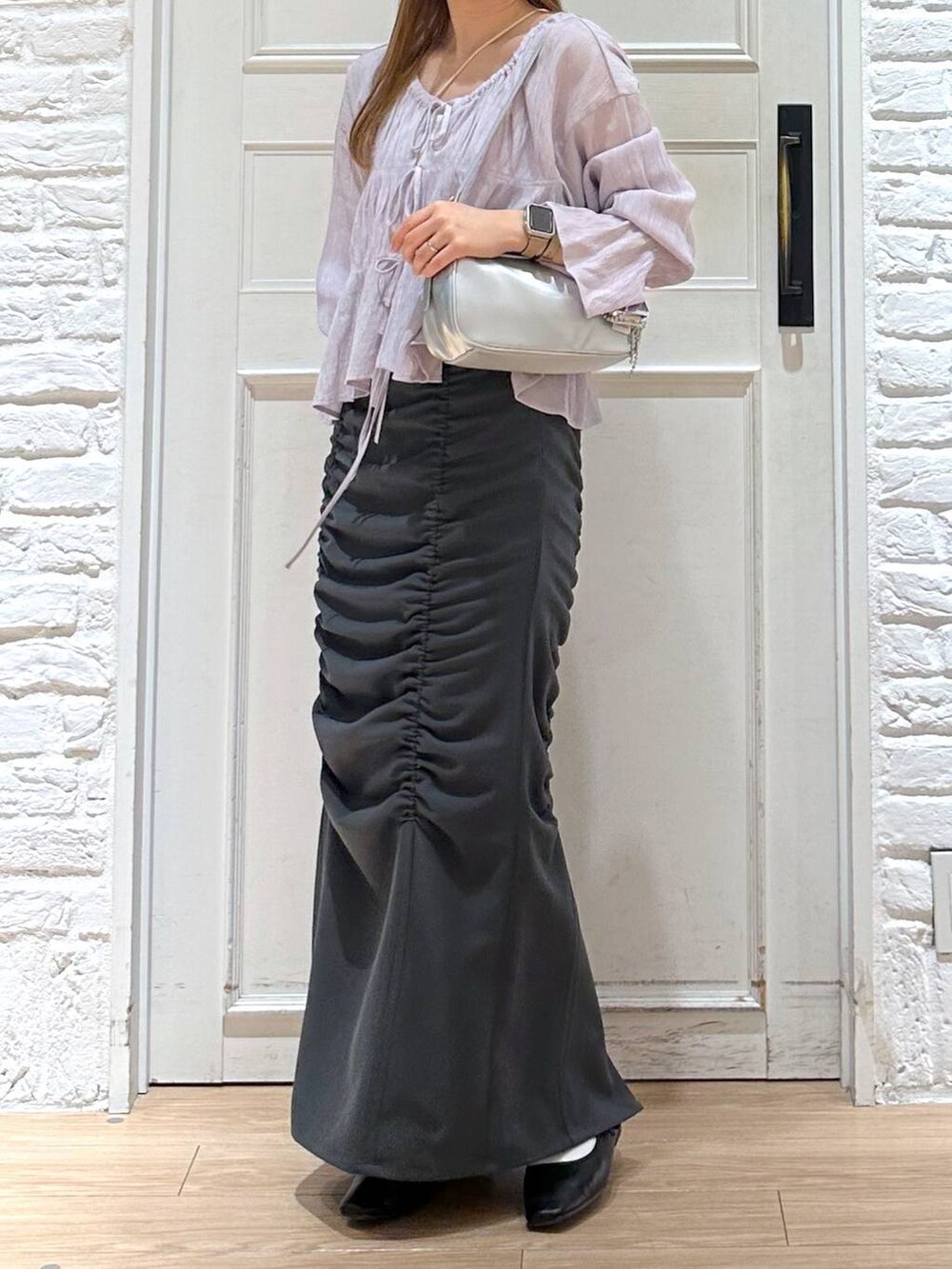 ブラック系のバレエシューズ、シルバー系のトートバッグ、グレー系のスカートを着用したレディースの春コーディネートの5枚目の写真