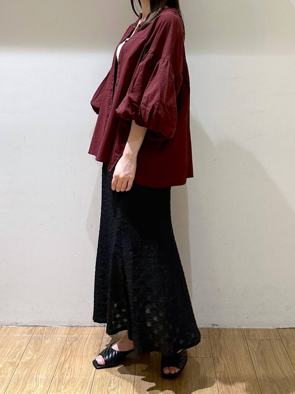 ホワイト系のタンクトップ、ブラック系のサンダル、ブラック系のスカートを着用したレディースの夏コーディネートの4枚目の写真