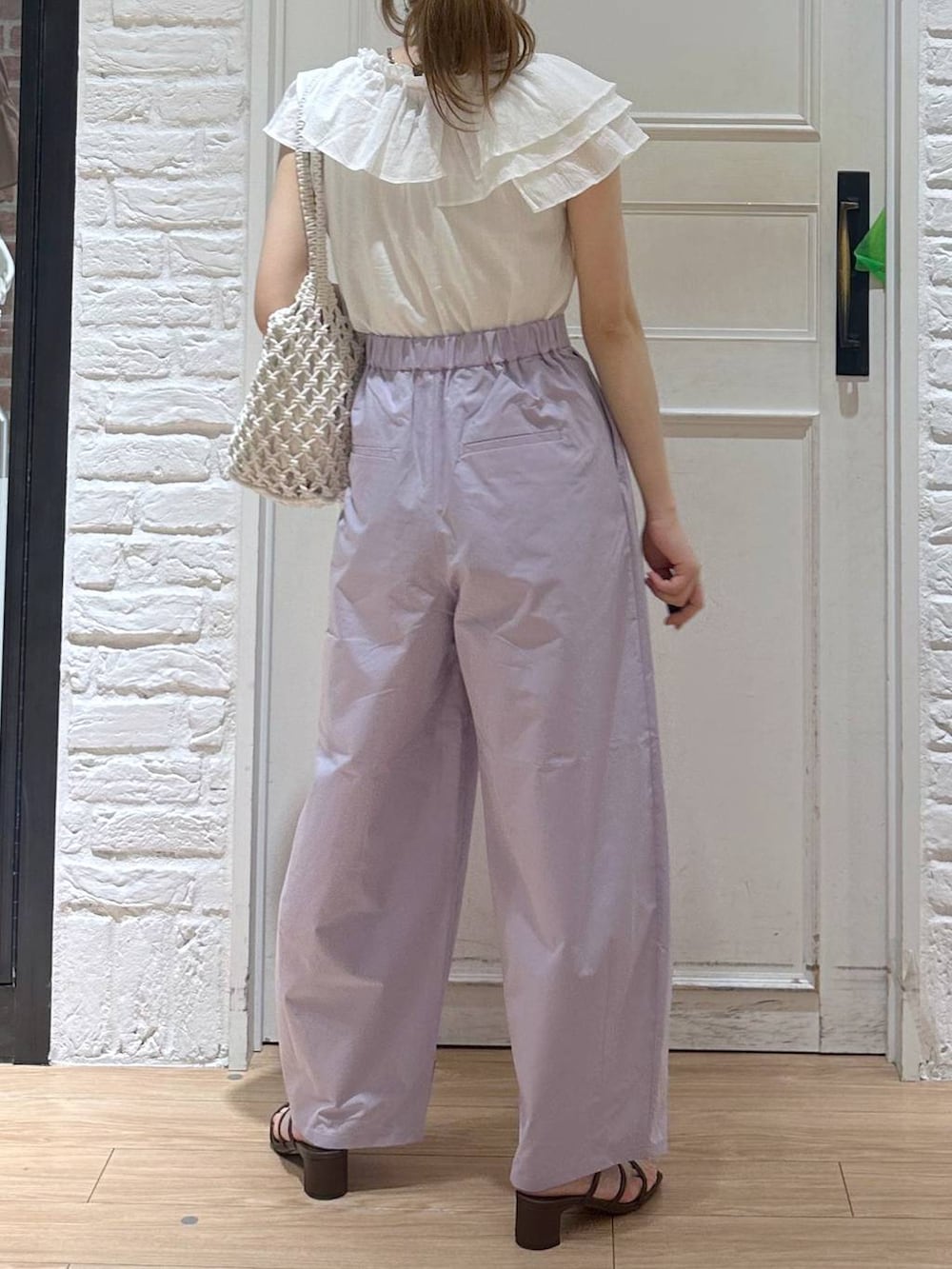 「きれいめ、フェミニン、着痩せ、サンダル、ワイドパンツ、ブラウス、ローリーズスタイル_LOWRYS FARM、LOWRYS FARM」｜「LOWRYS FARMのステンレスデザインネックレス　 136325（ネックレス、シルバー系）」を使った、kasumiさん（レディース・159cm）の春コーディネートの3枚目の写真