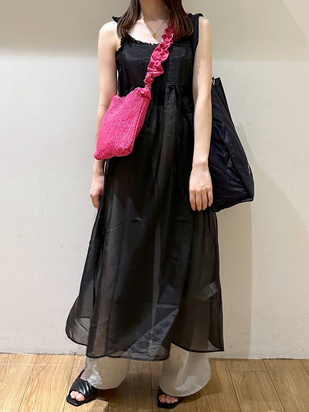 グレー系のその他パンツ、ブラック系のサンダル、ブラック系のショルダーバッグを着用したレディースの夏コーディネートの3枚目の写真