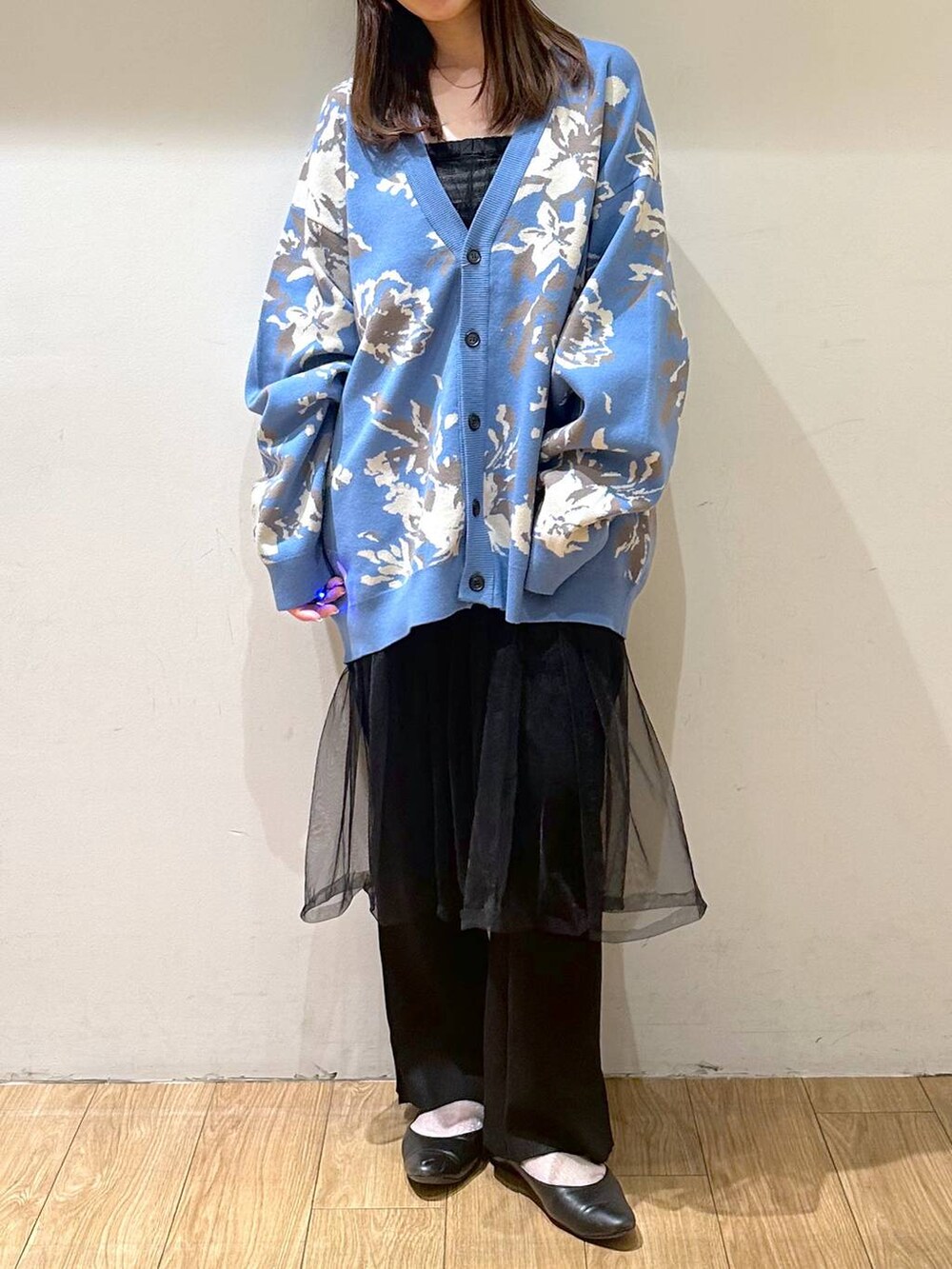 ブラック系のパンプス、ブルー系のカーディガン/ボレロ、ブラック系のその他パンツを着用したレディースの秋コーディネートの2枚目の写真