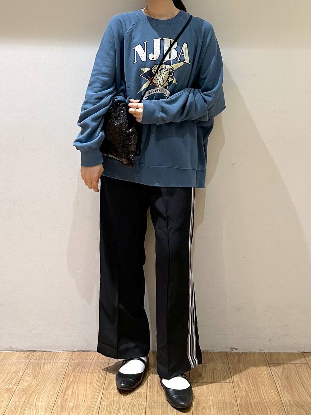 ブラック系のパンプス、ブラック系のその他パンツ、ブラック系のハンドバッグを着用したレディースの秋コーディネートの3枚目の写真