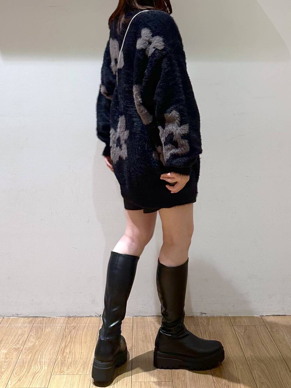 シルバー系のショルダーバッグ、ブラック系のその他パンツ、ブラック系のブーツを着用したレディースの冬コーディネートの3枚目の写真