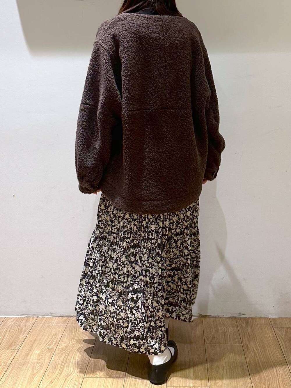 ブラック系のパンプス、ブラウン系のブルゾン、ブラック系のニット/セーターを着用したレディースの冬コーディネートの3枚目の写真