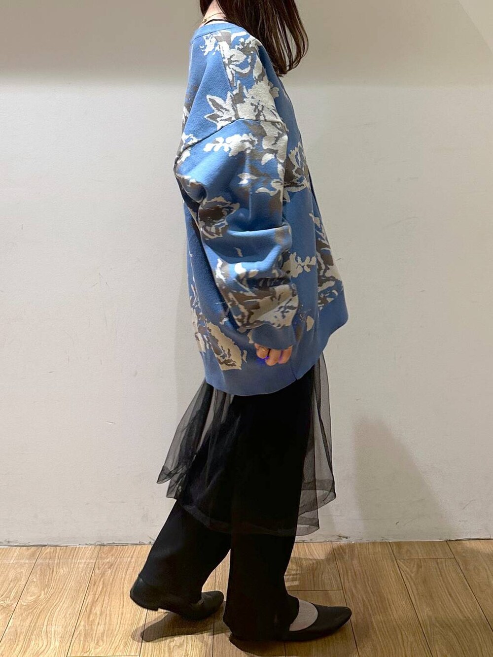 ブラック系のパンプス、ブルー系のカーディガン/ボレロ、ブラック系のその他パンツを着用したレディースの秋コーディネートの5枚目の写真