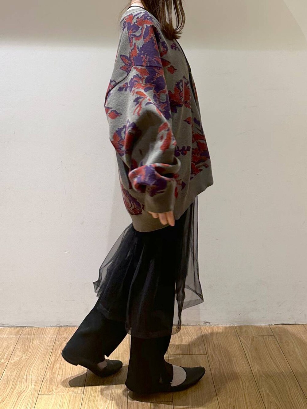 ブラック系のパンプス、グレー系のカーディガン/ボレロ、ブラック系のその他パンツを着用したレディースの秋コーディネートの4枚目の写真