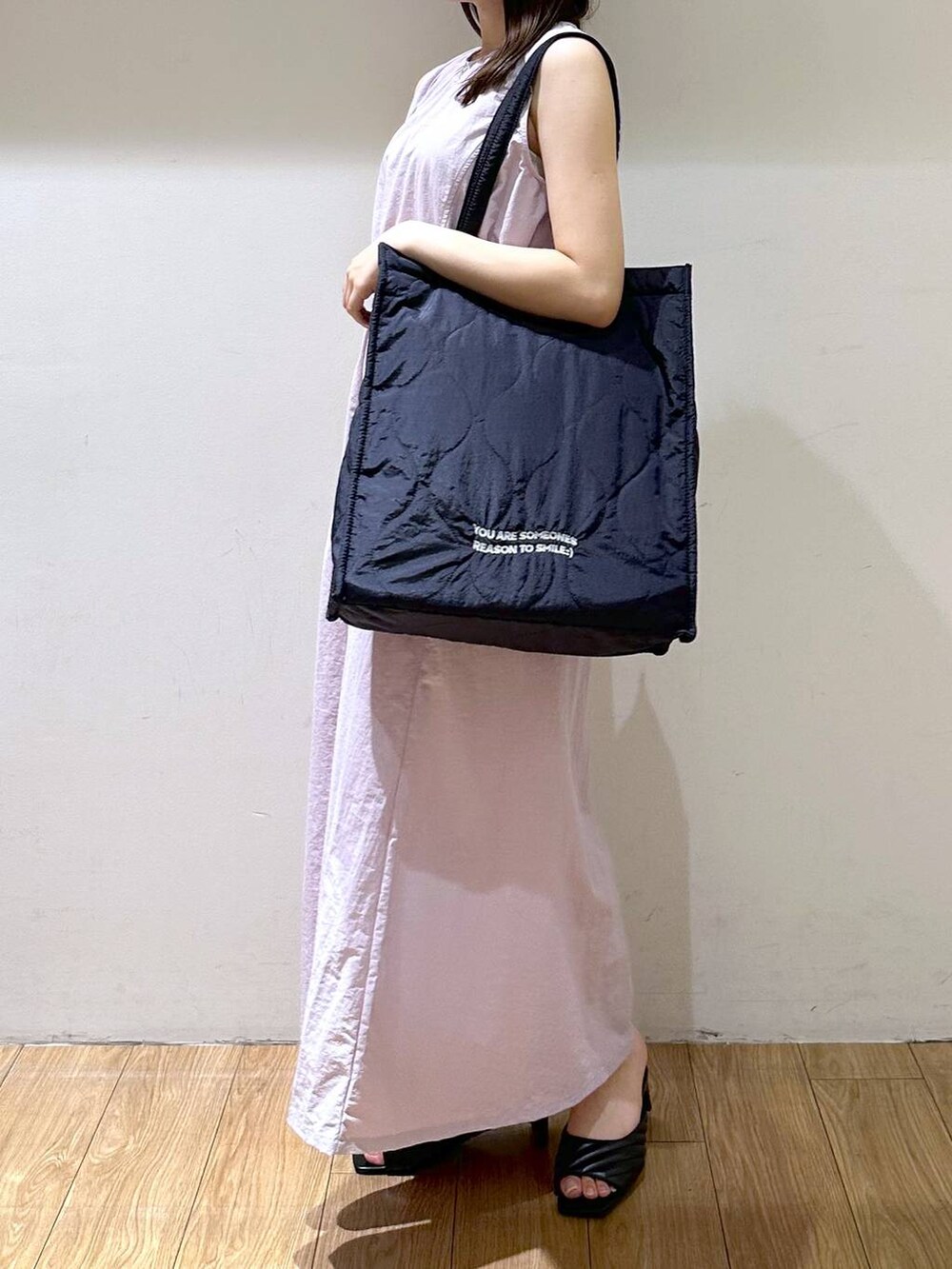 ブラック系のサンダル、パープル系のワンピース、ブラック系のショルダーバッグを着用したレディースの夏コーディネートの4枚目の写真