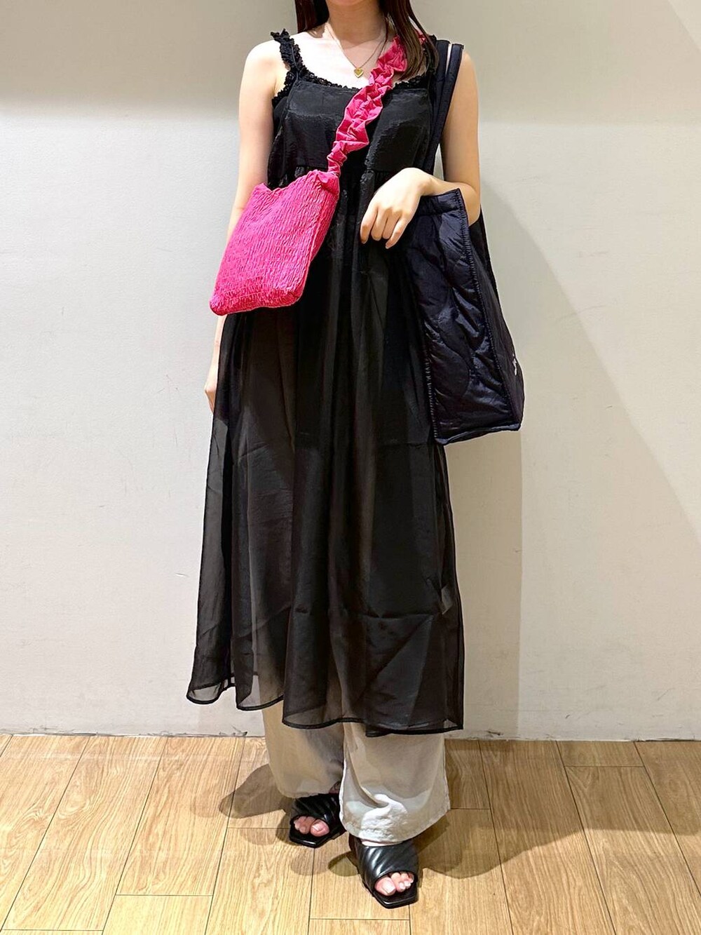 グレー系のその他パンツ、ブラック系のサンダル、ブラック系のショルダーバッグを着用したレディースの夏コーディネートの2枚目の写真