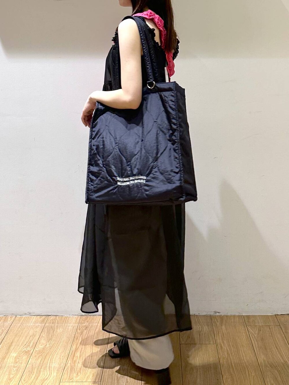 グレー系のその他パンツ、ブラック系のサンダル、ブラック系のショルダーバッグを着用したレディースの夏コーディネートの4枚目の写真