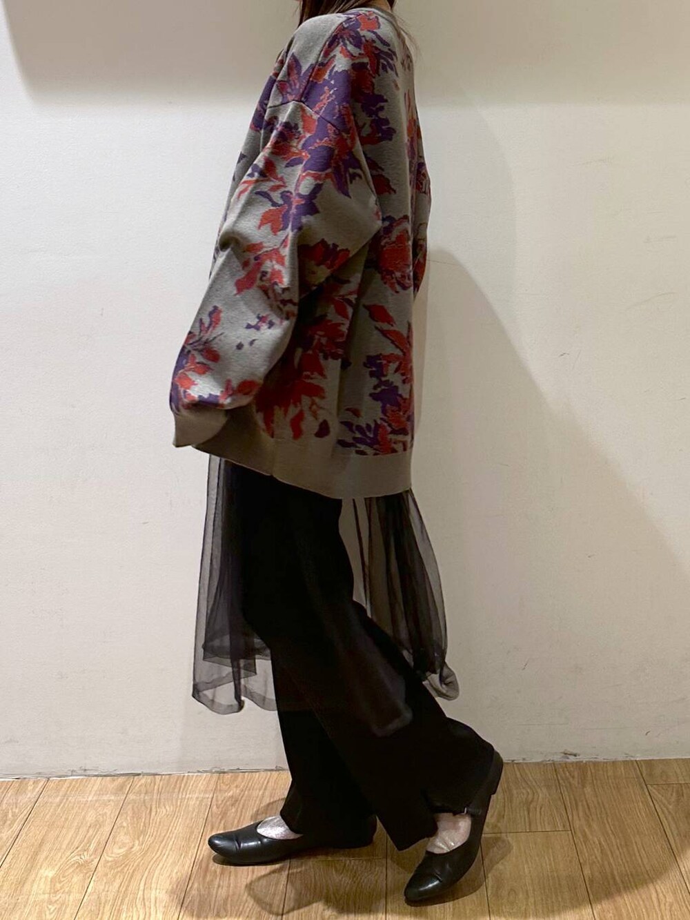 ブラック系のパンプス、グレー系のカーディガン/ボレロ、ブラック系のその他パンツを着用したレディースの秋コーディネートの3枚目の写真