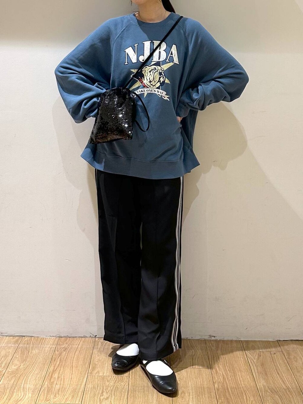 ブラック系のパンプス、ブラック系のその他パンツ、ブラック系のハンドバッグを着用したレディースの秋コーディネートの2枚目の写真