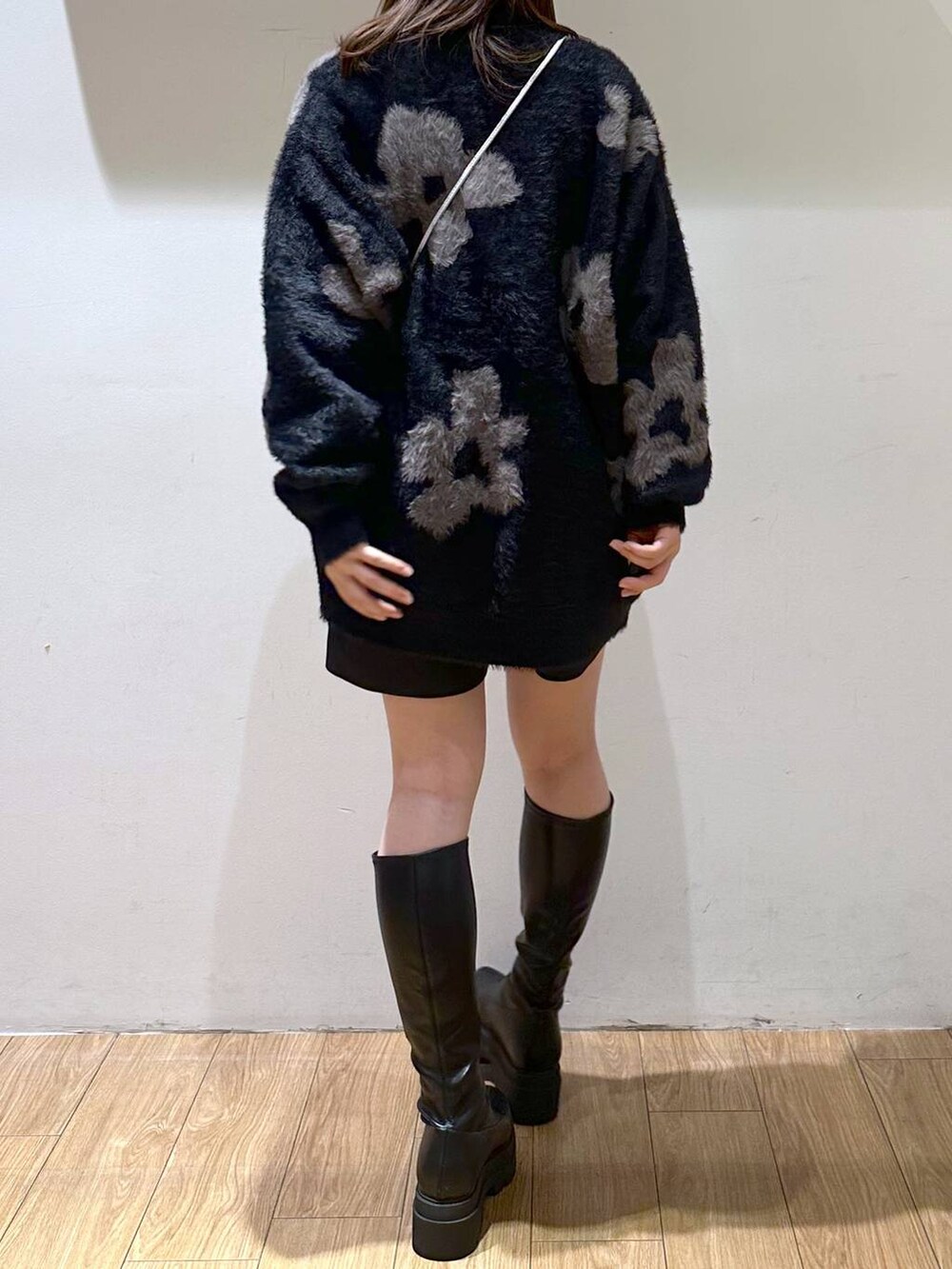 シルバー系のショルダーバッグ、ブラック系のその他パンツ、ブラック系のブーツを着用したレディースの冬コーディネートの2枚目の写真