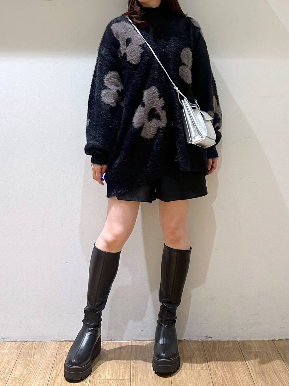 シルバー系のショルダーバッグ、ブラック系のその他パンツ、ブラック系のブーツを着用したレディースの冬コーディネートの4枚目の写真