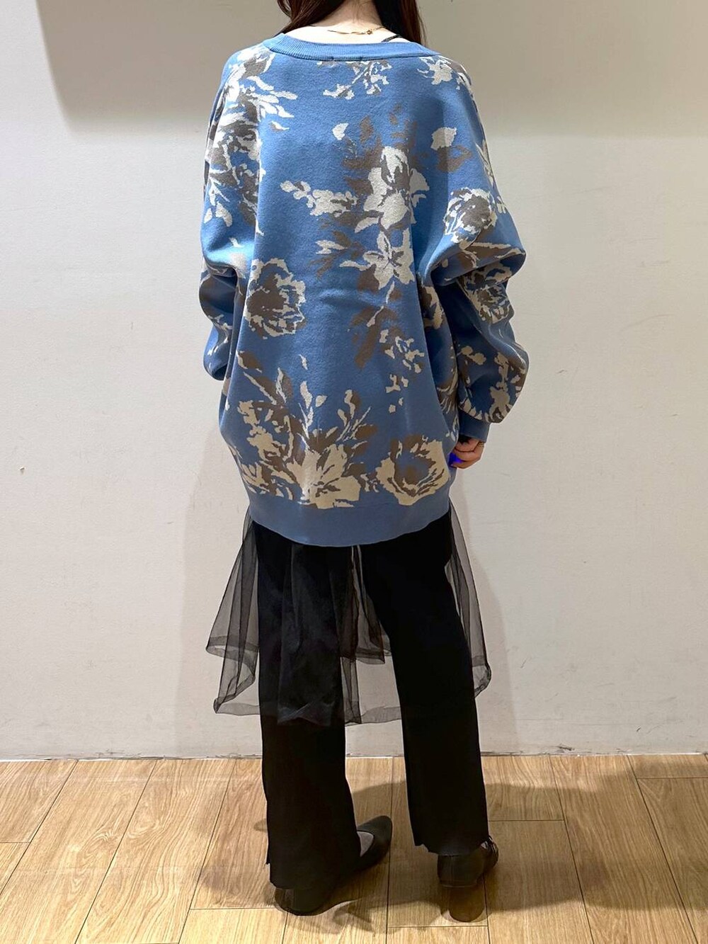 ブラック系のパンプス、ブルー系のカーディガン/ボレロ、ブラック系のその他パンツを着用したレディースの秋コーディネートの3枚目の写真