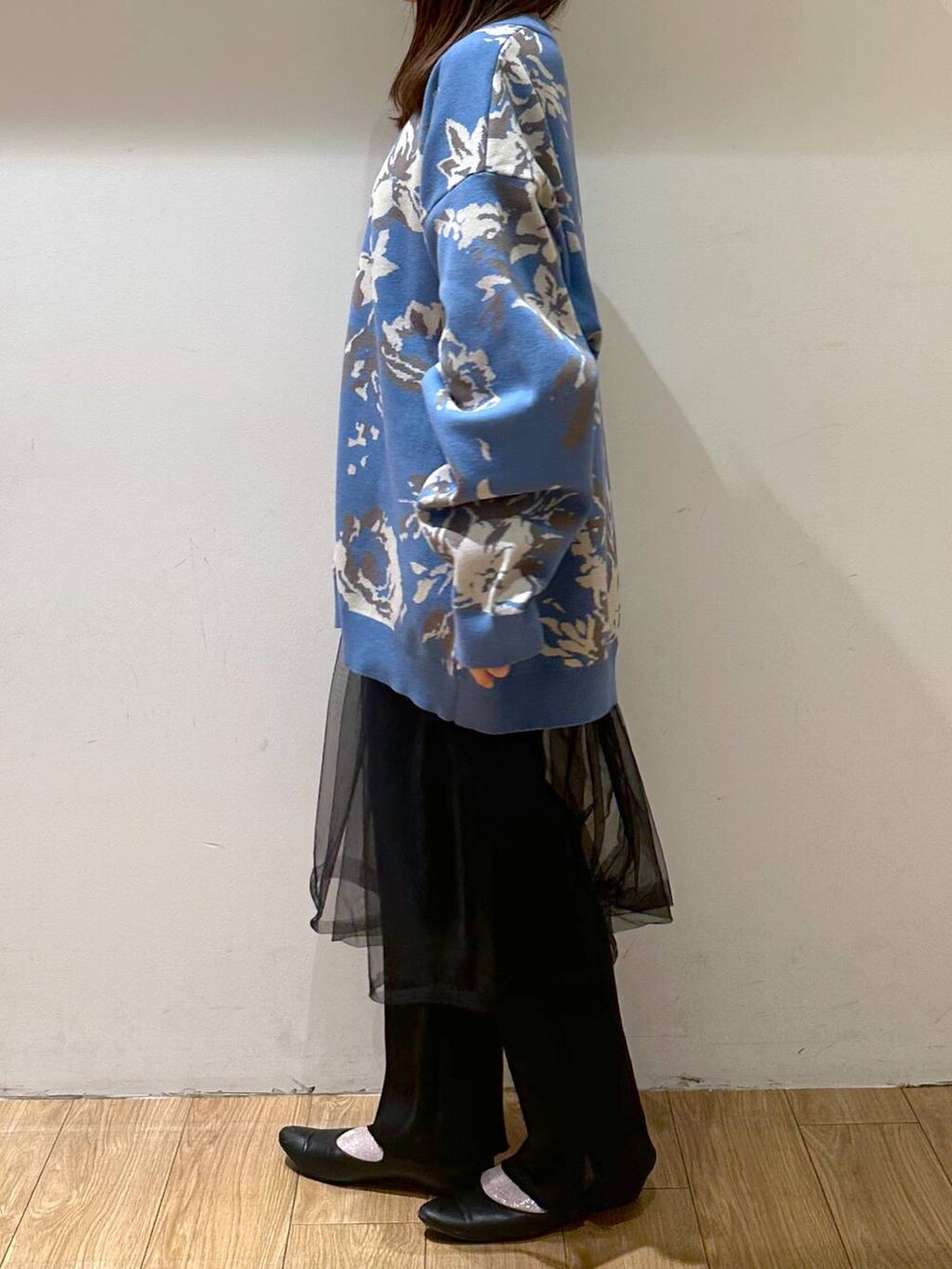 ブラック系のパンプス、ブルー系のカーディガン/ボレロ、ブラック系のその他パンツを着用したレディースの秋コーディネートの4枚目の写真