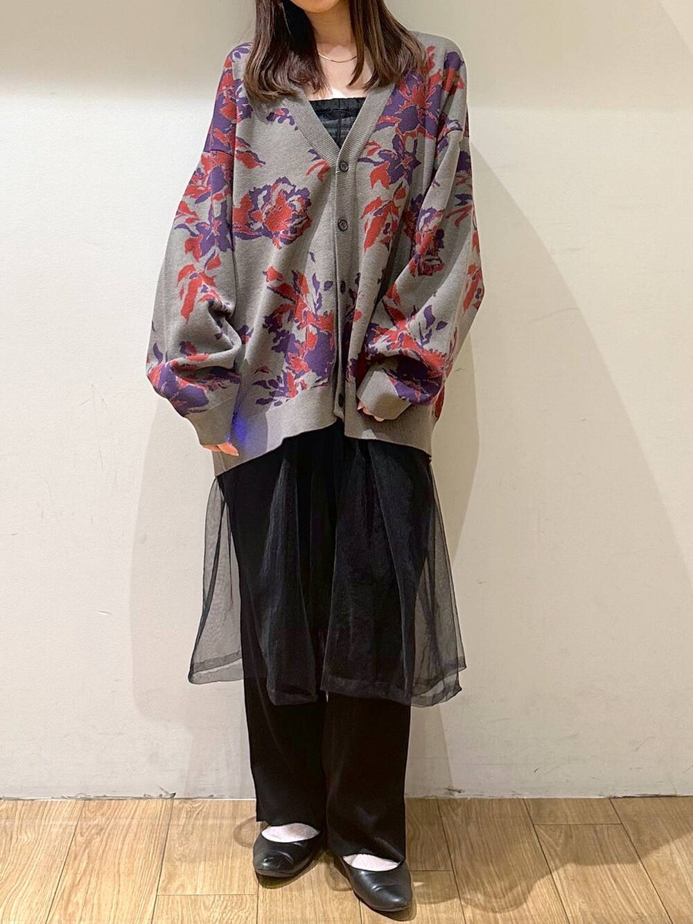 ブラック系のパンプス、グレー系のカーディガン/ボレロ、ブラック系のその他パンツを着用したレディースの秋コーディネートの2枚目の写真