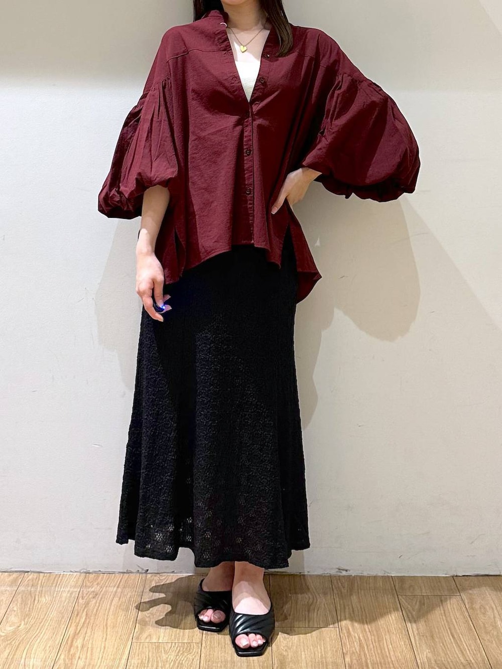 ホワイト系のタンクトップ、ブラック系のサンダル、ブラック系のスカートを着用したレディースの夏コーディネートの3枚目の写真