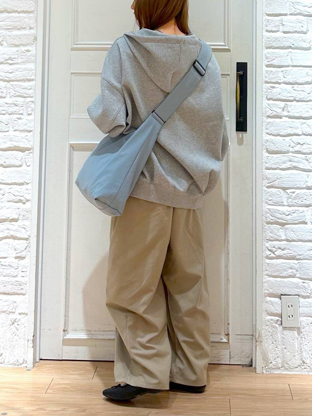 ブルー系のショルダーバッグ、ベージュ系のその他パンツ、グレー系のパーカーを着用したレディースの春コーディネートの3枚目の写真