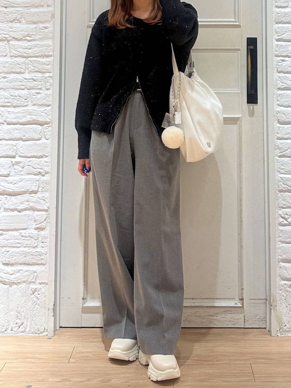 ホワイト系のブーツ、ホワイト系のショルダーバッグ、グレー系のその他パンツを着用したレディースの冬コーディネートの2枚目の写真