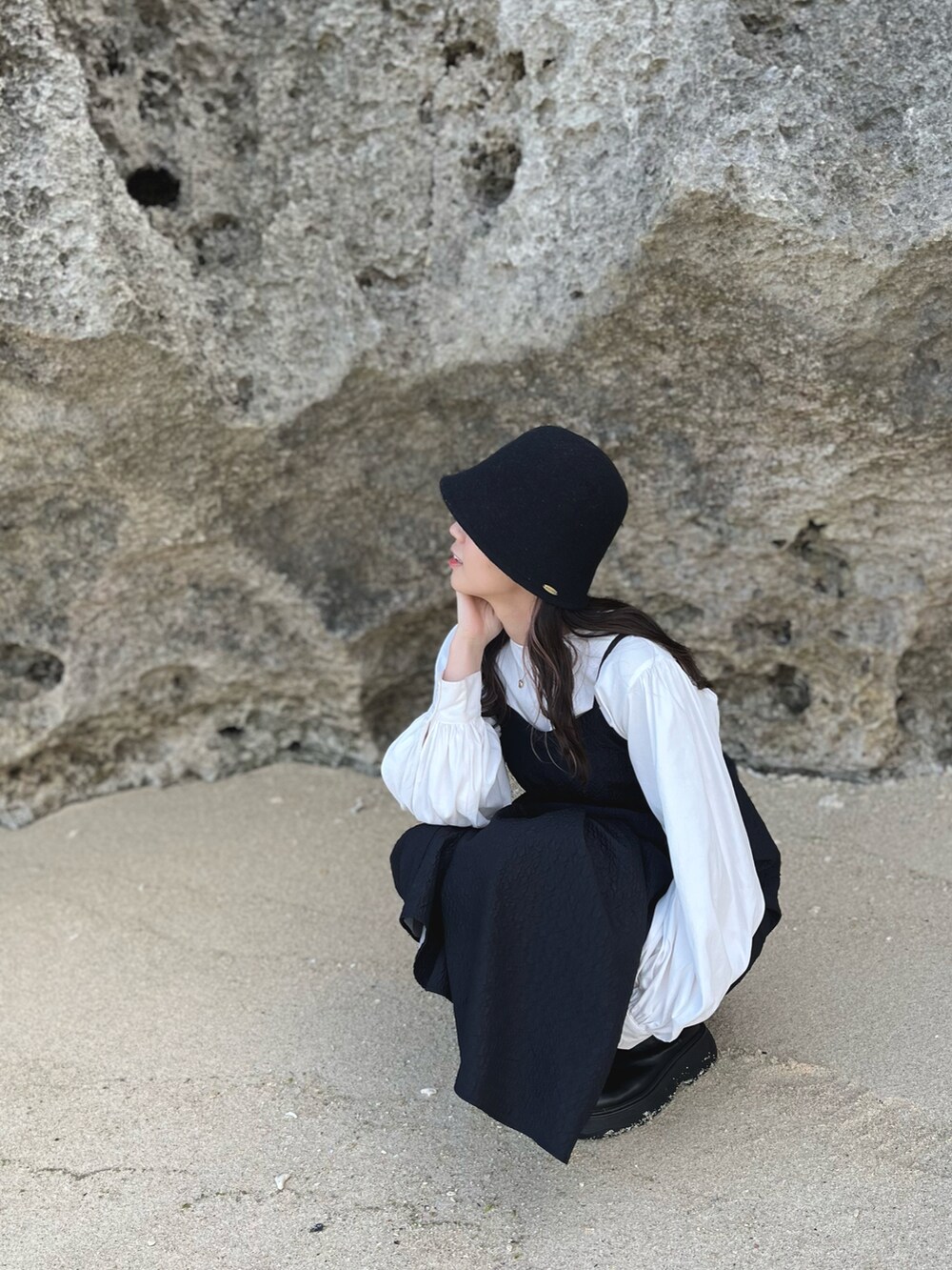 「お出かけコーデ、オトナ女子、大人カジュアル、今日のコーデ、私の推しブランド、大人かわいい、お洒落さんとつながりたい、ラクチンコーデ、春コーデ、春先取り、ブラックコーデ、ワンピースコーデ、キレイめ」｜「select MOCAの2022 AW サイドゴアブーツ（ブーツ、ブラック系）」を使った、a y a さん（レディース・158cm）の冬コーディネートの3枚目の写真