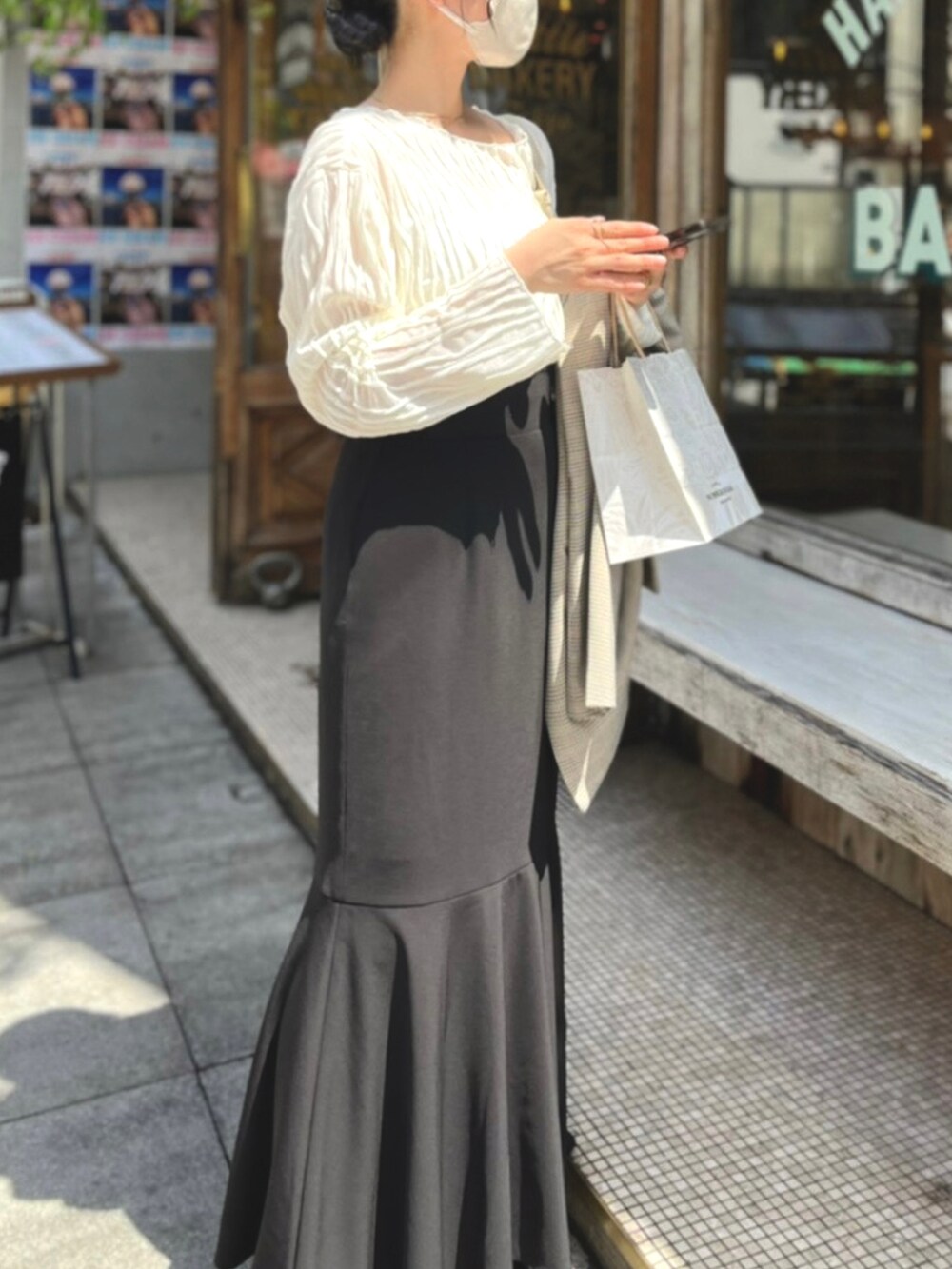 「大人カジュアル、カジュアルコーデ、今日のコーデ、モノトーン、マーメイドスカート、韓国ファッション、大人コーデ、オトナカワイイ、オトナ女子、大人ガーリー」｜「select MOCAの2022 SS クリンクルシアーカットソー（Tシャツ/カットソー、ホワイト系）」を使った、a y a さん（レディース・158cm）の春コーディネートの2枚目の写真