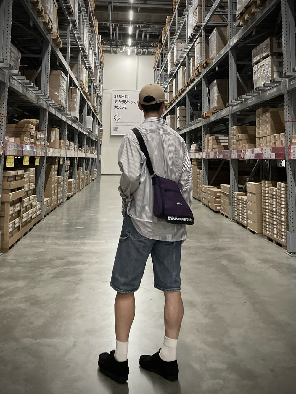 ブルー系のデニムパンツ、ブラック系のモカシン/デッキシューズ、ブルー系のシャツ/ブラウスを着用したメンズの秋コーディネートの2枚目の写真