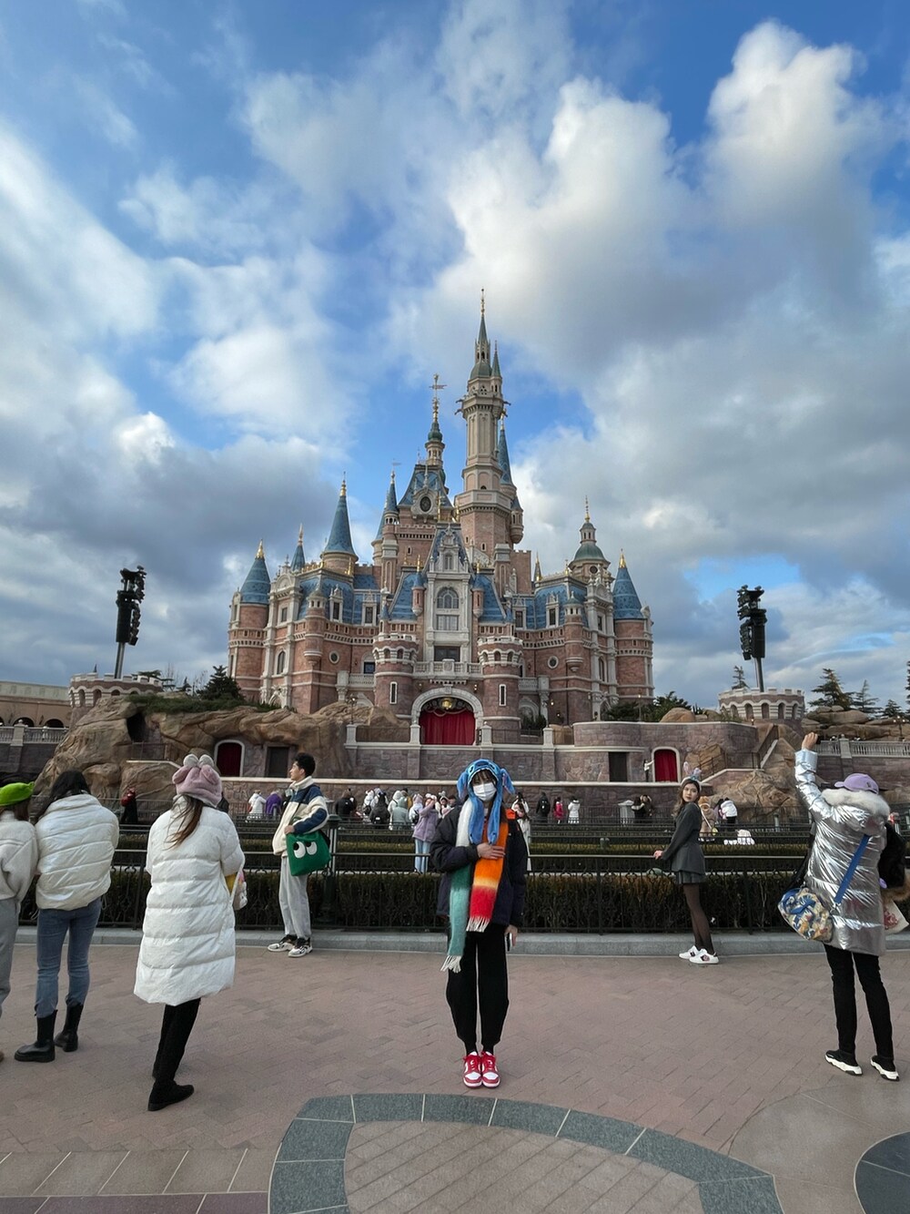 「ootd、球鞋、休闲、基础款、Shanghai Disneyland、20211225」｜「THE NORTH FACEのアイテム（ダウンジャケット/コート、ブルー系）」を使った、VIVIDWONGさん（レディース・174cm）の冬コーディネートの4枚目の写真