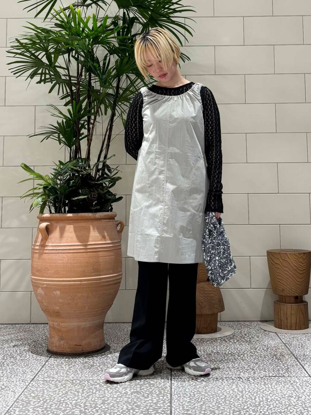ブラック系のその他パンツ、ホワイト系のスニーカー、ブラック系のTシャツ/カットソーを着用したレディースの春コーディネートの3枚目の写真