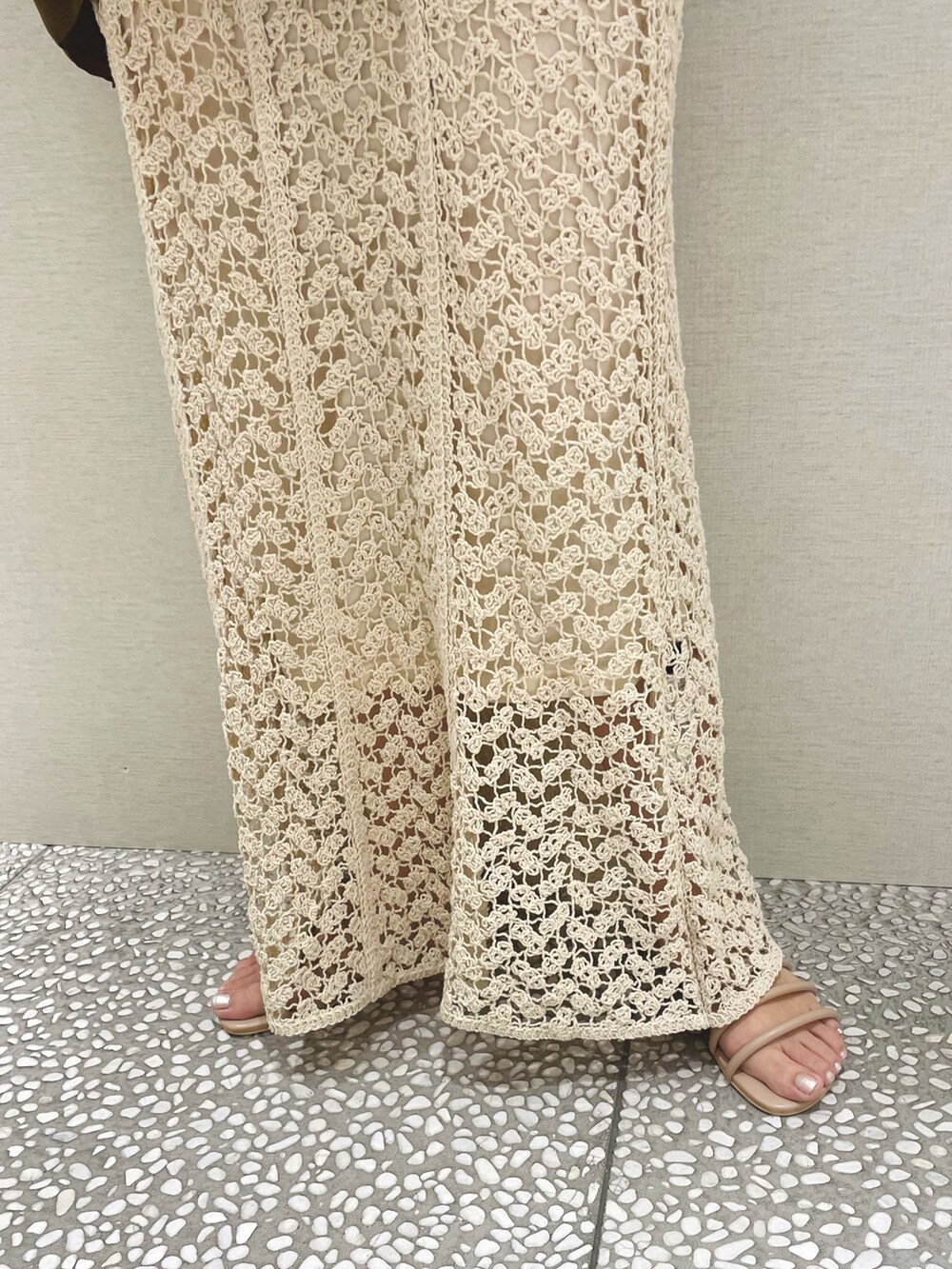 ブラウン系のシャツ/ブラウス、ベージュ系のスカート、ベージュ系のサンダルを着用したレディースの夏コーディネートの4枚目の写真