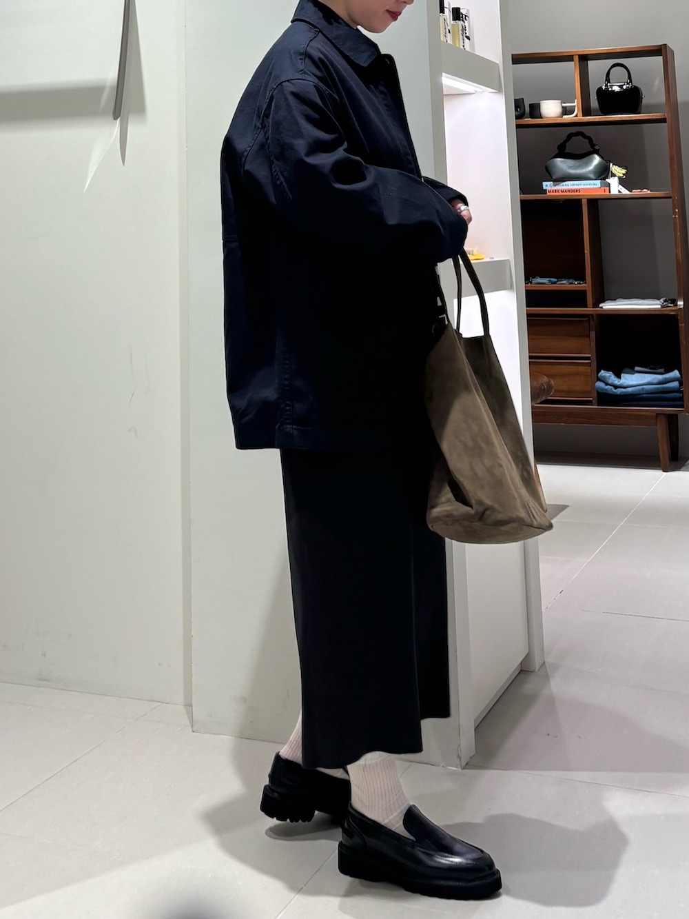 「秋服準備はじめました、スポーツミックス、レイヤードスタイル、ロングスカート、キャップ、小物で作る初秋コーデ、別注アイテム、季節の変わり目羽織コーデ、秋のコーデ、秋カラー、お出かけコーデ、オトナカジュアル」|「URBAN RESEARCHのシアーウールレギュラーカラーシャツ(シャツ/ブラウス、ホワイト系)」を使った、MINAMIさん(レディース・158cm)の秋コーディネートの3枚目の写真