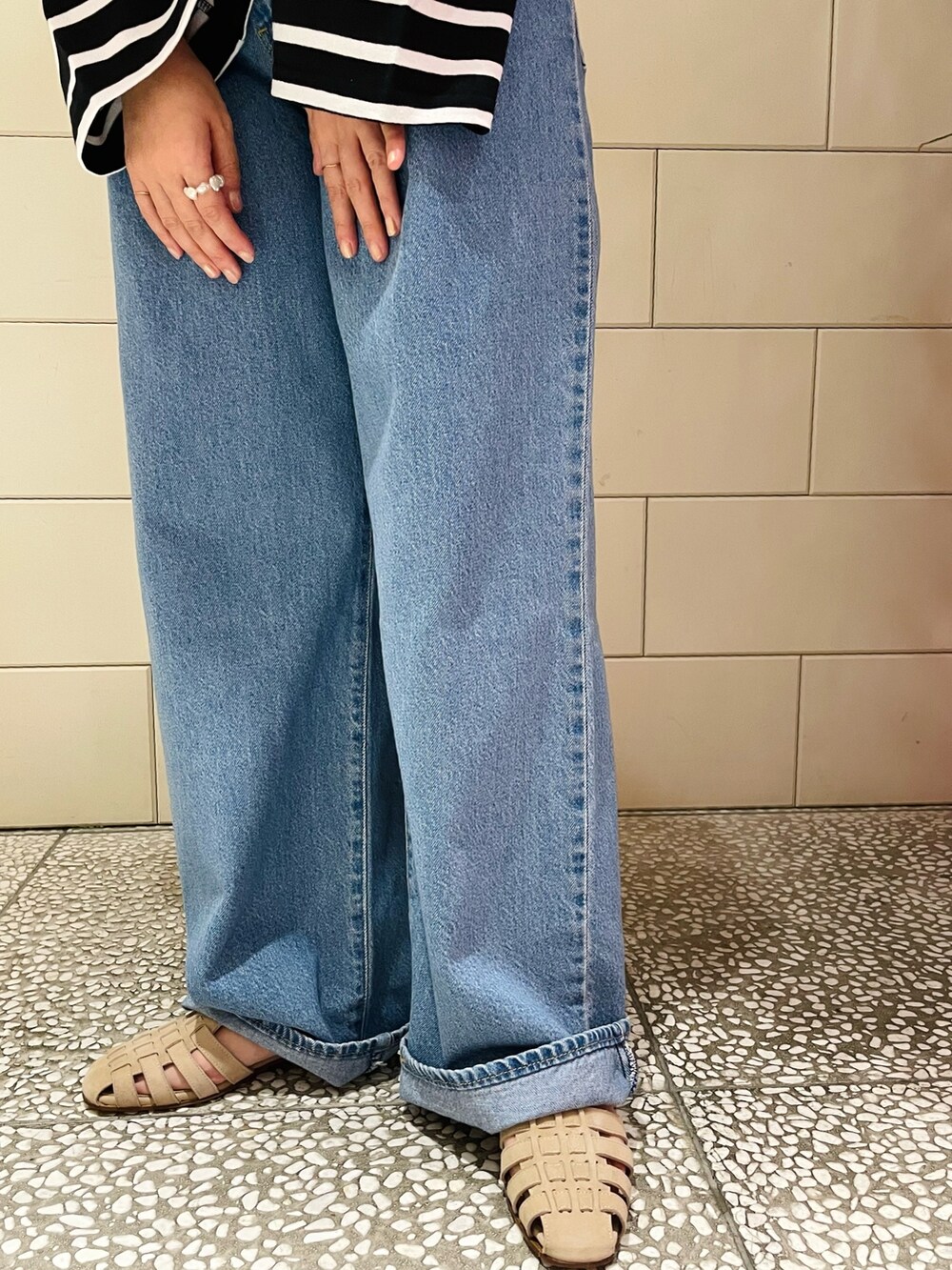 「春服みてみて、休日スタイル、デニム、オーバーサイズ、ボーダー、サンダル、グルカサンダル、別注」｜「Healthknitの『別注』Healthknit×URBAN RESEARCH　ボーダーカットソー（Tシャツ/カットソー、イエロー系）」を使った、MINAMIさん（レディース・158cm）の春コーディネートの3枚目の写真