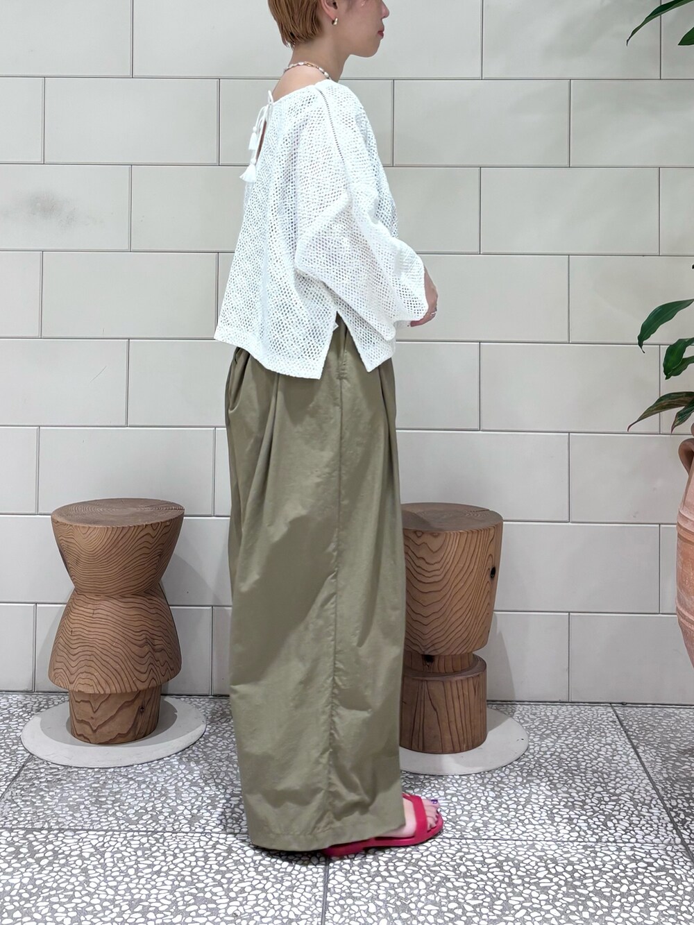 「きれいめカジュアル、ブラウス、シンプルコーデ、休日スタイル、初夏コーデ、レース、撥水」｜「URBAN RESEARCHのインドコットンレースブラウス（シャツ/ブラウス、ホワイト系）」を使った、MINAMIさん（レディース・158cm）の春コーディネートの2枚目の写真
