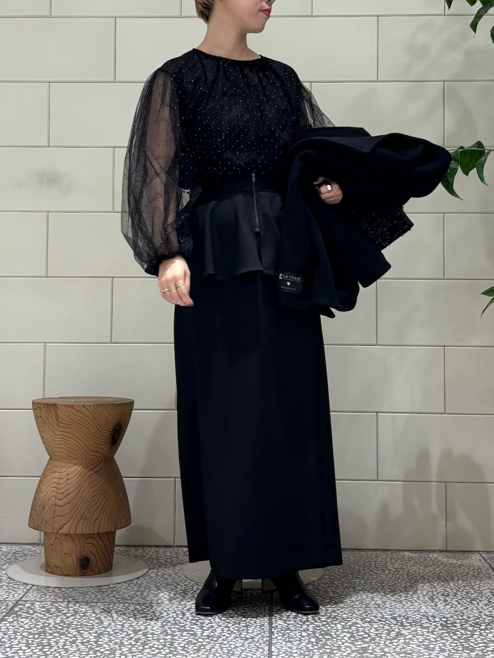「冬コーデ、クリスマスに着たい服、マイベストコーデ2024、ロングスカート、オトナ女子」｜「URBAN RESEARCH ROSSO WOMENのLaTorreノーカラーコート（ノーカラーコート、ブラック系）」を使った、MINAMIさん（レディース・158cm）の冬コーディネートの2枚目の写真