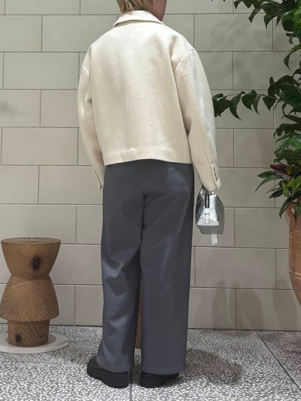 ホワイト系のニット/セーター、ホワイト系のその他アウター、グレー系のベストを着用したレディースの秋コーディネートの3枚目の写真