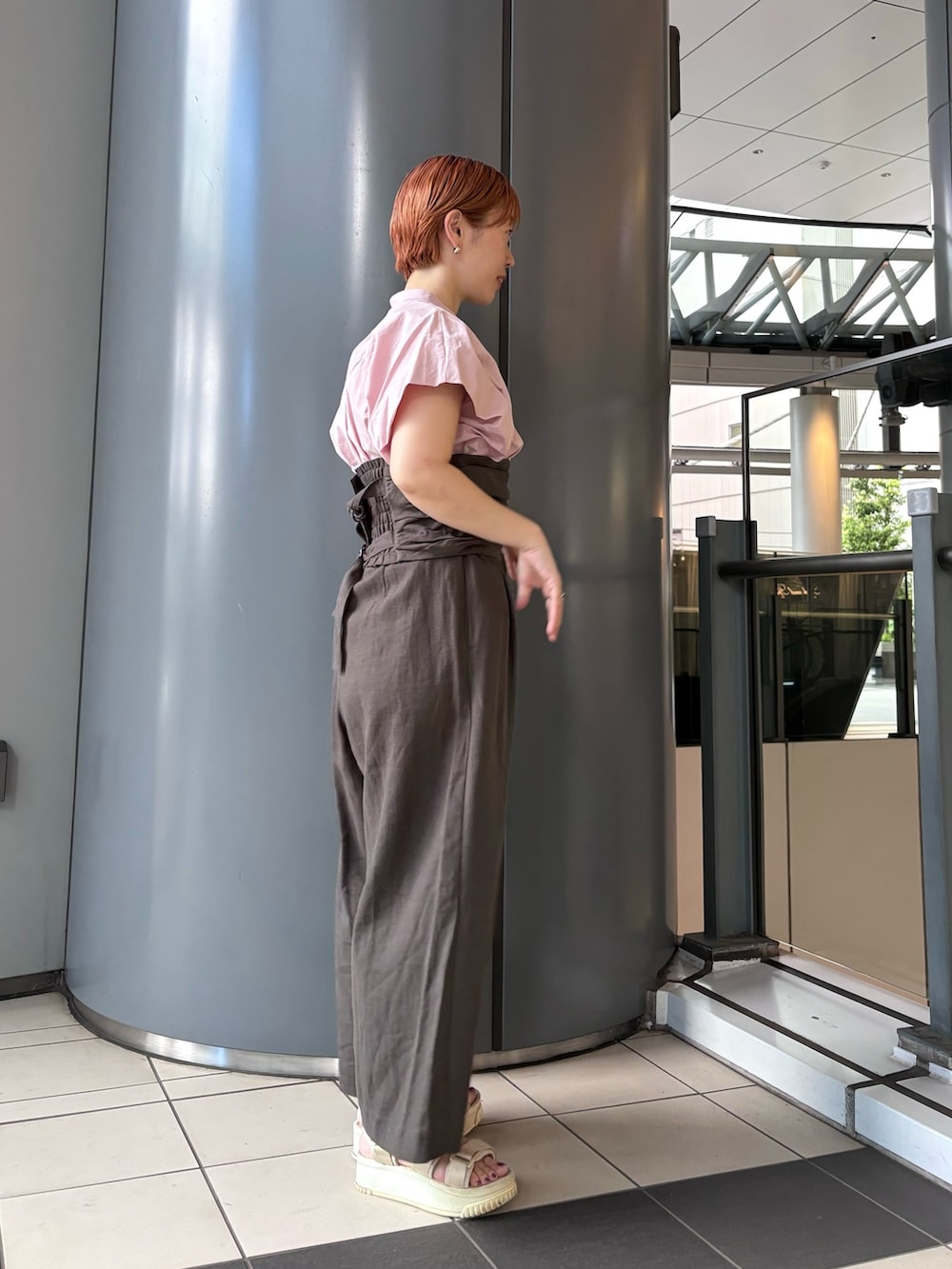 「ビスチェ、きれいめカジュアル、パステルカラー、カジュアルスタイル、レイヤードスタイル、ピンク」｜「LAATOのtack blouse（シャツ/ブラウス、ピンク系）」を使った、MINAMIさん（レディース・158cm）の春コーディネートの2枚目の写真