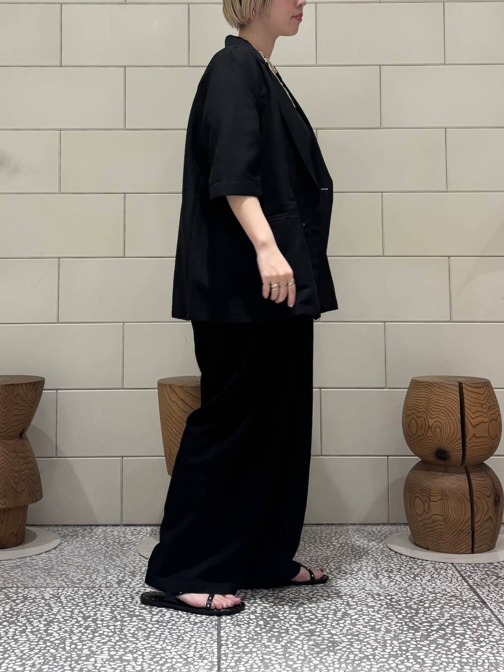 「オールインワン、大人カジュアル、ジャケット、URBANRESEARCH、シンプルコーデ、サンダル、newarrival、シアートップス、骨格ウェーブ、ウェーブ×ブルベ夏、初夏のお出掛けコーデ」｜「URBAN RESEARCHのラップデザインベアオールインワン（サロペット/オーバーオール、ブラック系）」を使った、MINAMIさん（レディース・158cm）の春コーディネートの3枚目の写真