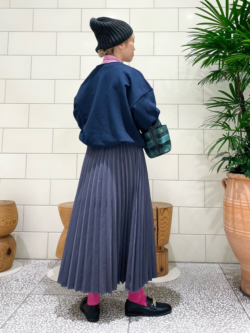 ピンク系のTシャツ/カットソー、ブラック系のローファー、グレー系のスカートを着用したレディースの冬コーディネートの3枚目の写真