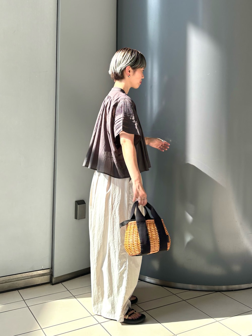 「休日スタイル、きれいめカジュアル、オトナカジュアル、スポーツミックス」｜「URBAN RESEARCHのハーフスリーブショートフレアシャツ（シャツ/ブラウス、グレー系）」を使った、MINAMIさん（レディース・158cm）の夏コーディネートの2枚目の写真