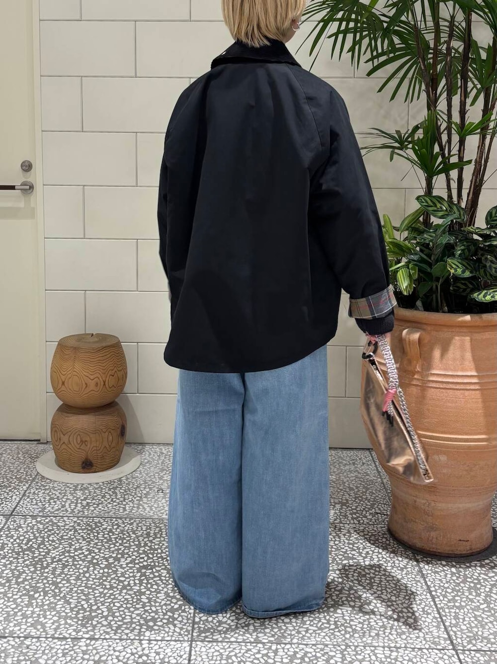 「大人カジュアル、URBANRESEARCH、春アウター、newarrival、骨格ウェーブ、ウェーブ×ブルベ夏、ここでしか手に入らない別注アイテム、私のイチ推しブランド、やや寒い、私の推しデニムスタイル、スタッフが狙う春の新作」｜「Leeの『別注』Lee101×URBAN RESEARCH　BAGGYPANTS（デニムパンツ、ブルー系）」を使った、MINAMIさん（レディース・158cm）の冬コーディネートの3枚目の写真